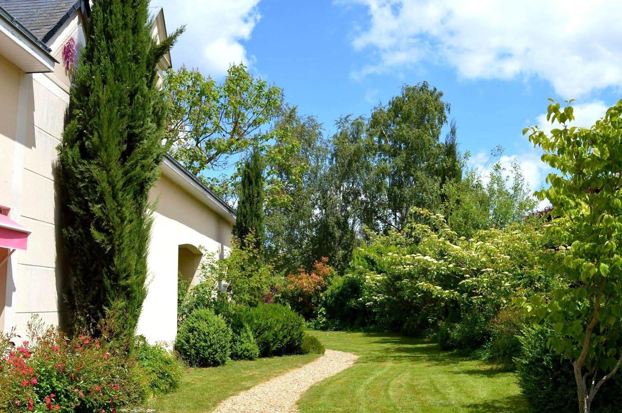 Logis Auberge Bienvenue Doué-la-Fontaine Buitenkant foto